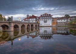 Rzeka Tamega, Most, Trajano Bridge, Domy, Chaves, Portugalia