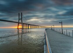 Rzeka Tag, Zachód słońca, Chmury, Most, Vasco da Gama, Lizbona, Portugalia
