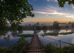 Most wiszący nad rzeką