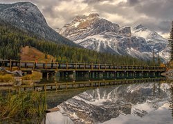 Kanada, Kolumbia Brytyjska, Park Narodowy Yoho, Góry, Jezioro, Emerald Lake, Most, Drzewa, Odbicie