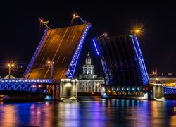 Most zwodzony nad rzeką Newą w Petersburgu