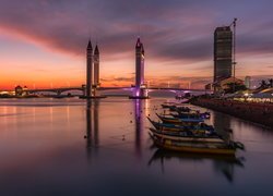 Rzeka Terengganu, Wschód słońca, Most zwodzony, Terengganu Drawbridge, Łódki, Kuala Terengganu, Malezja