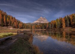 Jezioro, Antorno Lake, Góry Dolomity, Masyw Tre Cime di Lavaredo, Las, Drzewa, Mostek, Jesień, Prowincja Belluno, Włochy