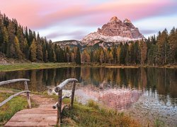 Jezioro, Antorno Lake, Mostek, Góry, Dolomity, Masyw Tre Cime di Lavaredo, Drzewa, Prowincja Belluno, Włochy