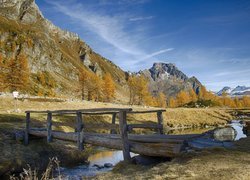 Włochy, Park przyrody Alpe Veglia i Alpe Devero, Rzeka Buscagna, Jesień, Góry, Drewniany, Mostek