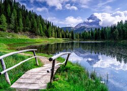 Mostek nad jeziorem Antorno Lake i chmury nad Tre Cime di Lavaredo