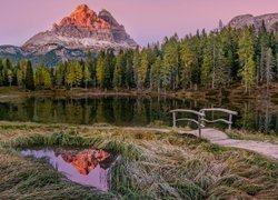 Mostek nad jeziorem Antorno Lake i masyw Tre Cime di Lavaredo w Dolomitach