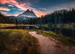 Mostek nad jeziorem Antorno Lake we włoskich Dolomitach