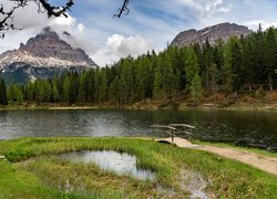 Mostek nad jeziorem Lake Antorno w Dolomitach