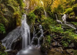 Mostek nad kamienistym wodospadem