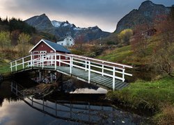 Góry, Rzeka, Most, Domy, Drzewa, Skansen, Wioska Nusfjord, Gmina Flakstad, Wyspa Flakstadoya, Lofoty, Norwegia