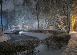 Zima, Park, Drzewa, Rzeka, Mostek, Latarnie, Zmierzch