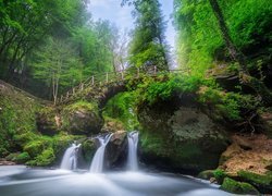 Mostek nad wodospadem Schiessentumpel na Black Ernz w Luksemburgu