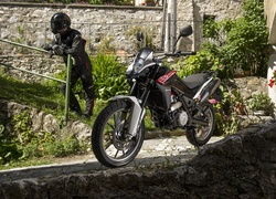 Motocykl Husqvarna TR 650 Strada i motocyklista