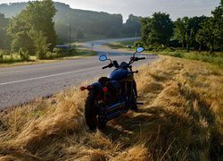 Motocykl Indian na poboczu drogi