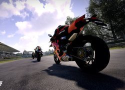 Motocykle w czasie wyścigu w grze RiMS Racing