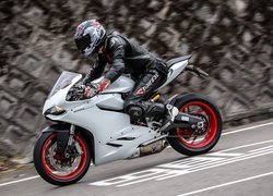 Motocyklista na Ducati 899 Panigale