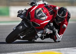 Motocyklista na Ducati Superleggera V4