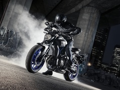 Motocyklista na motocyklu Yamaha MT-07 z 2016 roku