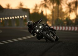Motocyklista na torze w grze Ride 4