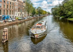 Motorówka płynąca po kanale w Amsterdamie