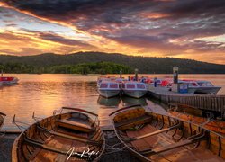 Jezioro Windermere, Motorówki, Łódki, Przystań, Zachód słońca, Kumbria, Anglia