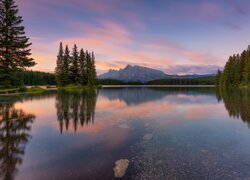 Mount Rundle i jezioro Two Jack Lake w Parku Narodowym Banff