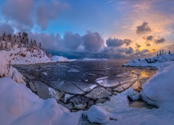 Mroźna zima w Rosji nad jeziorem Ładoga
