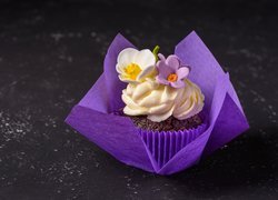 Muffinka z ozdobnymi kwiatkami