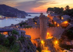 Vila Vella, Mury obronne, Światła, Domy, Góry, Morze, Świt, Tossa de Mar, Prowincja Girona, Hiszpania