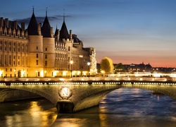 Muzeum Conciergerie i Most Wymiany nad Sekwaną o zmierzchu