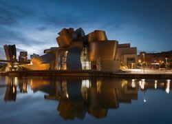 Muzeum Guggenheima nad rzeką w Bilbao