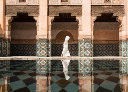 Muzułmanin na dziedzińcu medresy Alego ibn Jusufa w Marrakeszu