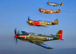 Myśliwce z drugiej wojny światowej Curtiss P-40 Warhawk i North American P-51 Mustang