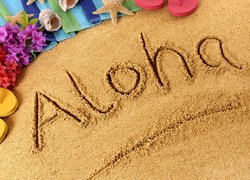 Napis Aloha na piasku