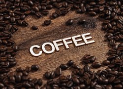 Napis Coffe pośród ziaren kawy