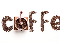 Napis coffee ułożony z ziaren i młynka do kawy