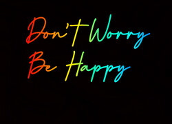 Napis Dont worry Be happy na czarnym tle