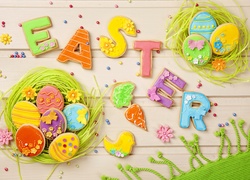 Napis Easter i mazurki wielkanocne w kształcie pisanek