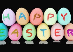 Napis Happy Easter na kolorowych jajkach