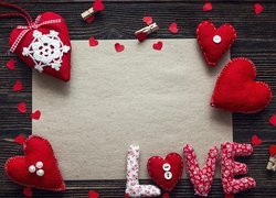 Napis Love i serca z materiału