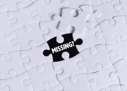 Napis missing pośród białych puzzli