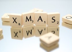 Napis XMAS z płytek do scrabble w odbiciu