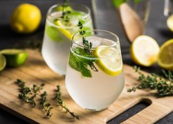 Napój z limonki i mięty w szklankach