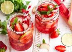 Napoje owocowe w słoikach ze słomkami