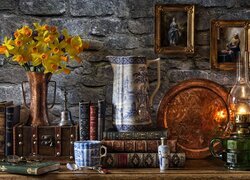 Kompozycja, Narcyzy żonkile, Książki, Dzbanek, Lampa naftowa, Obrazki, Kubek