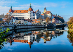 Neuburg Castle odbija się w rzece Dunaj w Bawarii