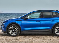 Niebieska Skoda Elroq Sportline bok