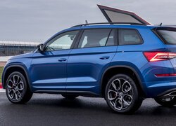 Niebieska Skoda Kodiaq RS bok i tył