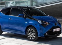 Niebieska Toyota Aygo z czarnym dachem